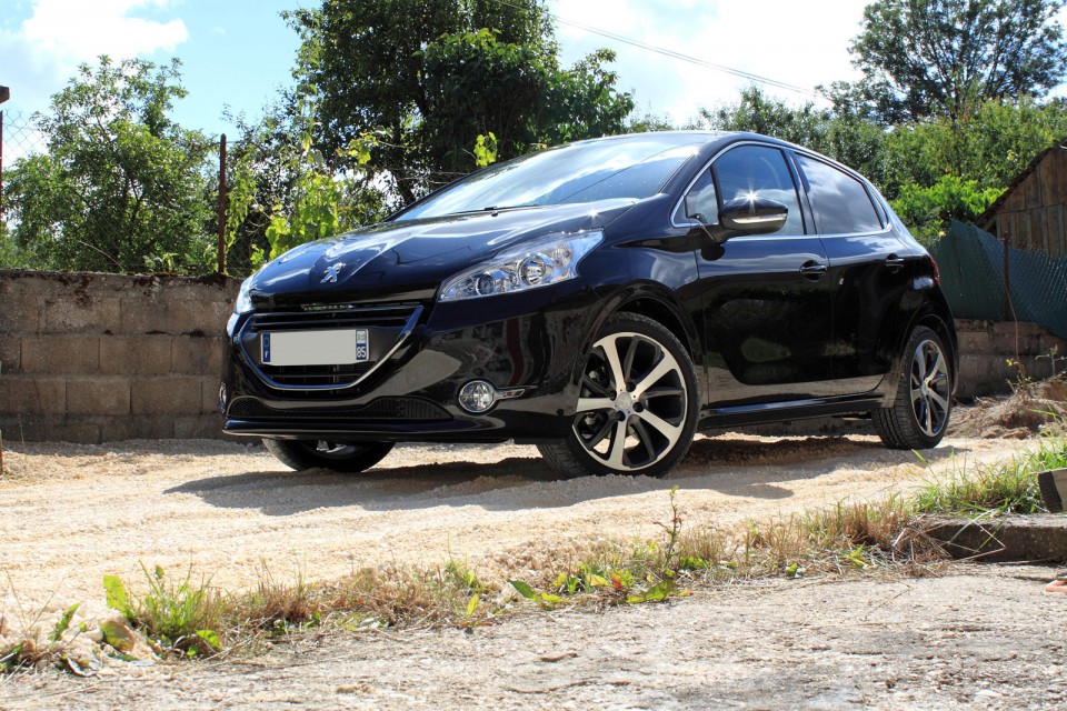 [yann2n] Peugeot 208 Féline 1.6 VTI 120 Noir Obsidien 5p - 003