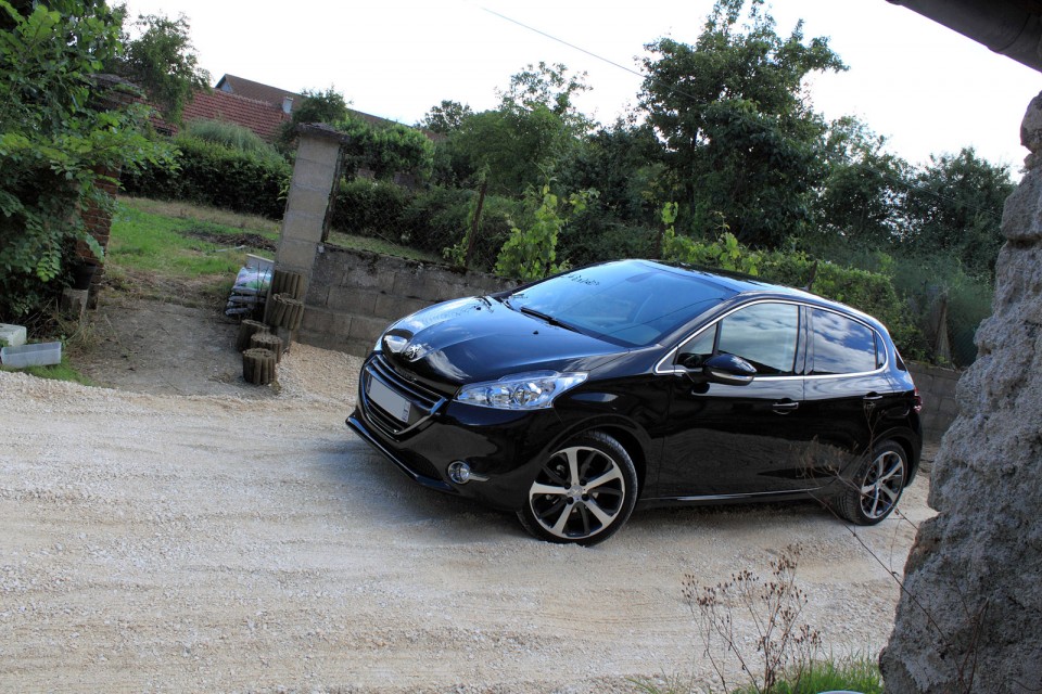 [yann2n] Peugeot 208 Féline 1.6 VTI 120 Noir Obsidien 5p - 006