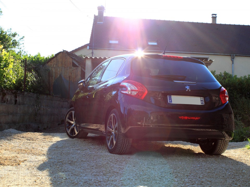 [yann2n] Peugeot 208 Féline 1.6 VTI 120 Noir Obsidien 5p - 009