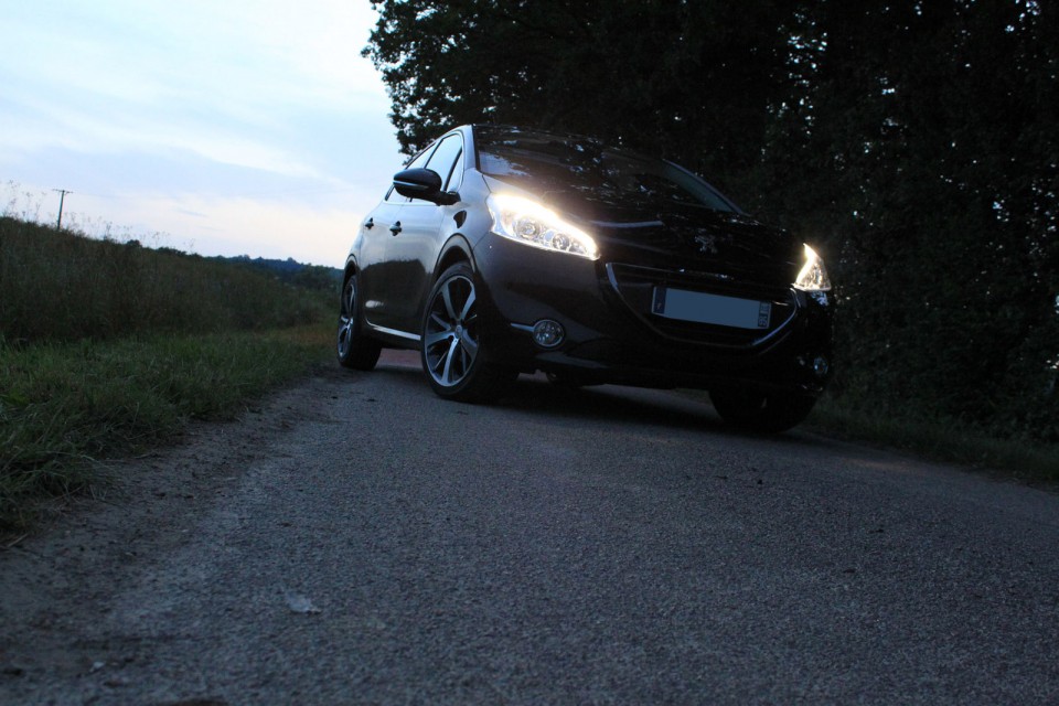 [yann2n] Peugeot 208 Féline 1.6 VTI 120 Noir Obsidien 5p - 011