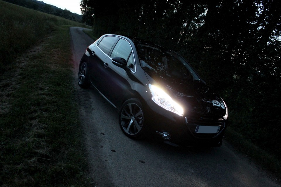 [yann2n] Peugeot 208 Féline 1.6 VTI 120 Noir Obsidien 5p - 012