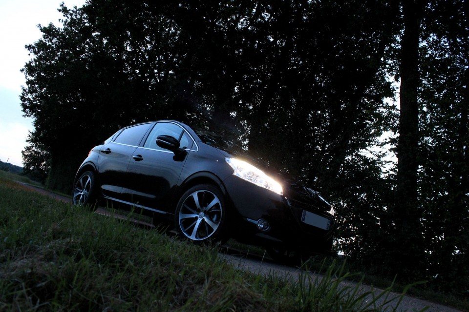 [yann2n] Peugeot 208 Féline 1.6 VTI 120 Noir Obsidien 5p - 013