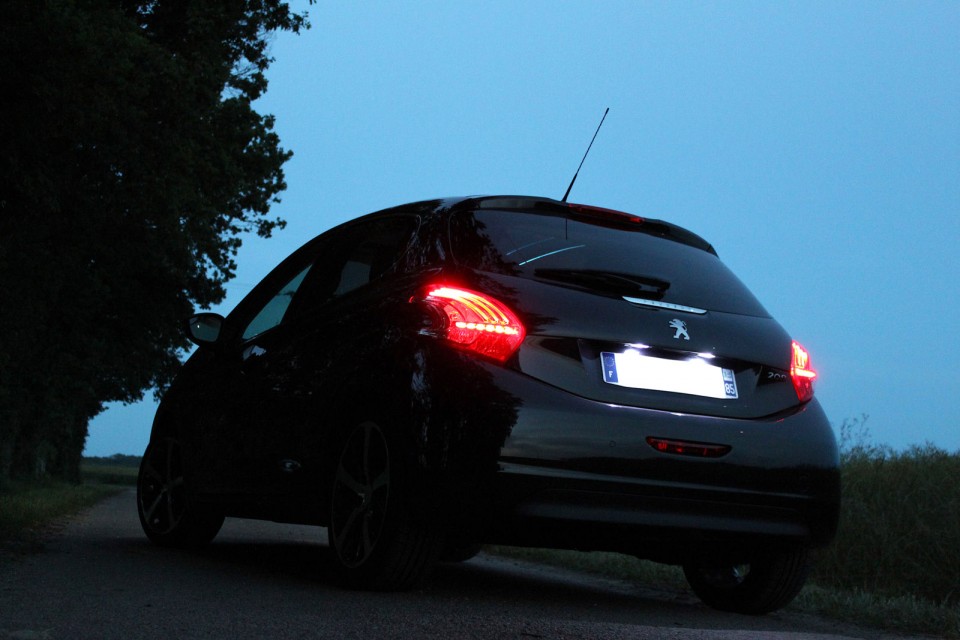 [yann2n] Peugeot 208 Féline 1.6 VTI 120 Noir Obsidien 5p - 014