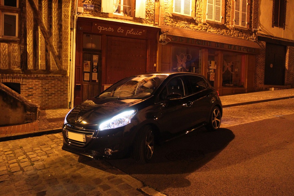 [yann2n] Peugeot 208 Féline 1.6 VTI 120 Noir Obsidien 5p - 019