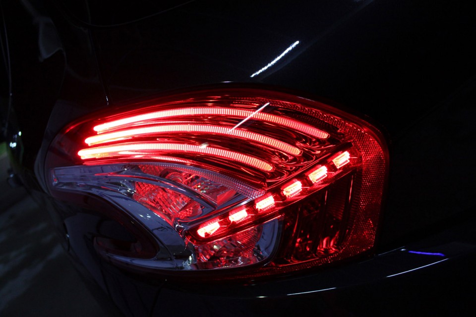 [yann2n] Feu arrière à LED Peugeot 208 Féline 1.6 VTI 120 Noir Obsidien 5p - 021