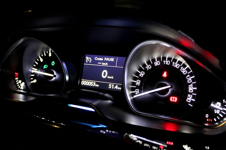 [yann2n] Compteurs Peugeot 208 Féline 1.6 VTI 120 Noir Obsidien 5p - 023