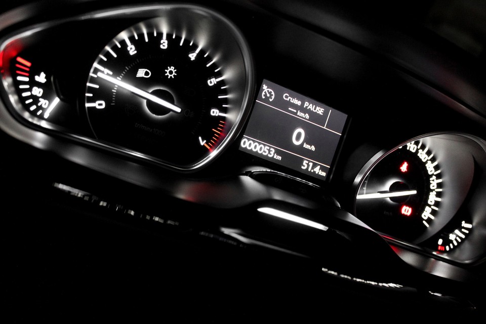 [yann2n] Combiné éclairé Peugeot 208 Féline 1.6 VTI 120 Noir Obsidien 5p - 024