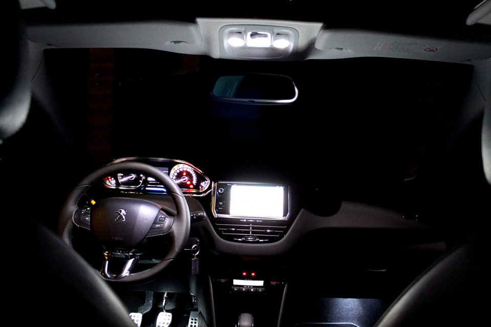 [yann2n] Intérieur Peugeot 208 Féline 1.6 VTI 120 Noir Obsidien 5p - 025