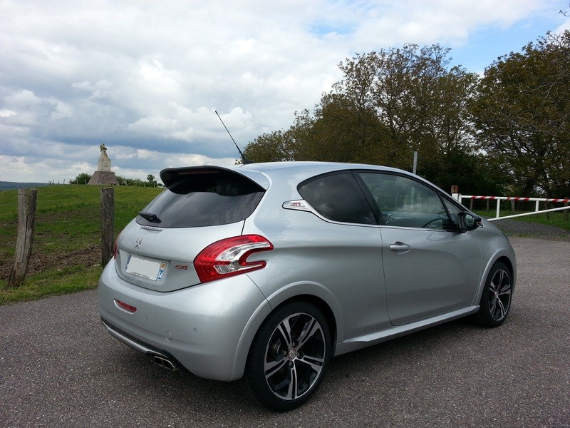 [cagiviste] Peugeot 208 GTi 1.6 THP 200 Gris Aluminium - 002