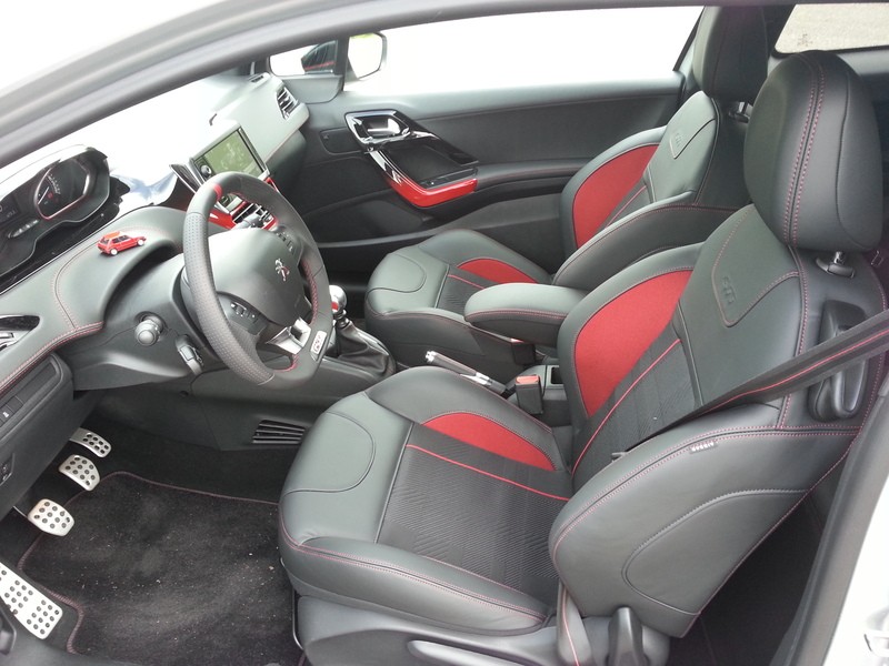 [cagiviste] Intérieur Peugeot 208 GTi 1.6 THP 200 Gris Aluminium - 008
