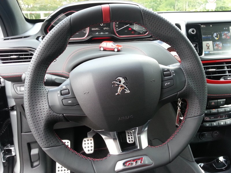 [cagiviste] Volant Peugeot 208 GTi 1.6 THP 200 Gris Aluminium - 009
