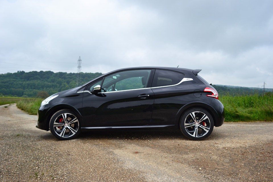 [Leadben] Peugeot 208 GTi 1.6 THP 200 Noir Perla Nera - 002