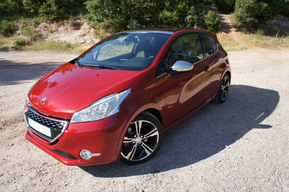 [vasco] Peugeot 208 GTi 1.6 THP 200 Rouge Rubi - 001