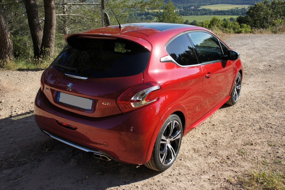 [vasco] Peugeot 208 GTi 1.6 THP 200 Rouge Rubi - 002