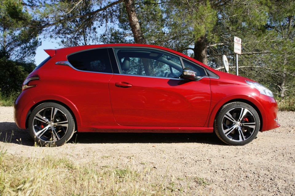 [vasco] Profil Peugeot 208 GTi 1.6 THP 200 Rouge Rubi - 003