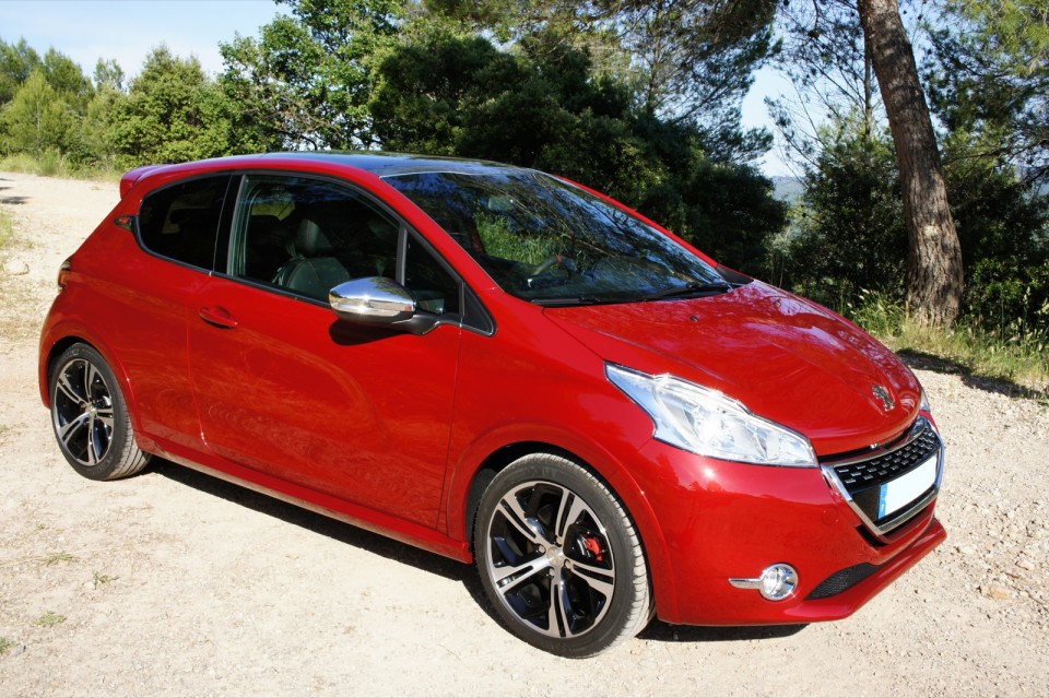 [vasco] Peugeot 208 GTi 1.6 THP 200 Rouge Rubi - 005