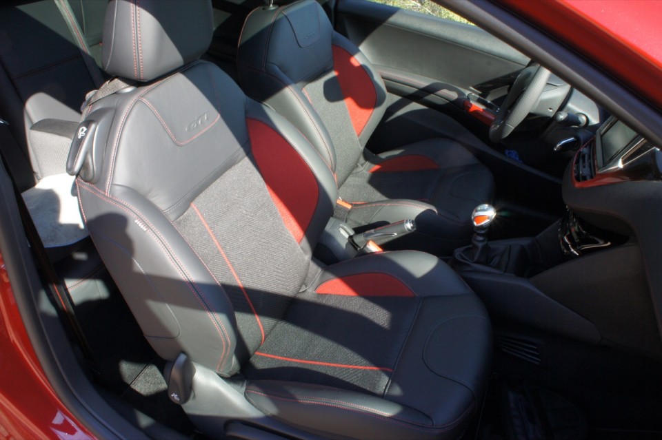 [vasco] Sièges Peugeot 208 GTi 1.6 THP 200 Rouge Rubi - 007