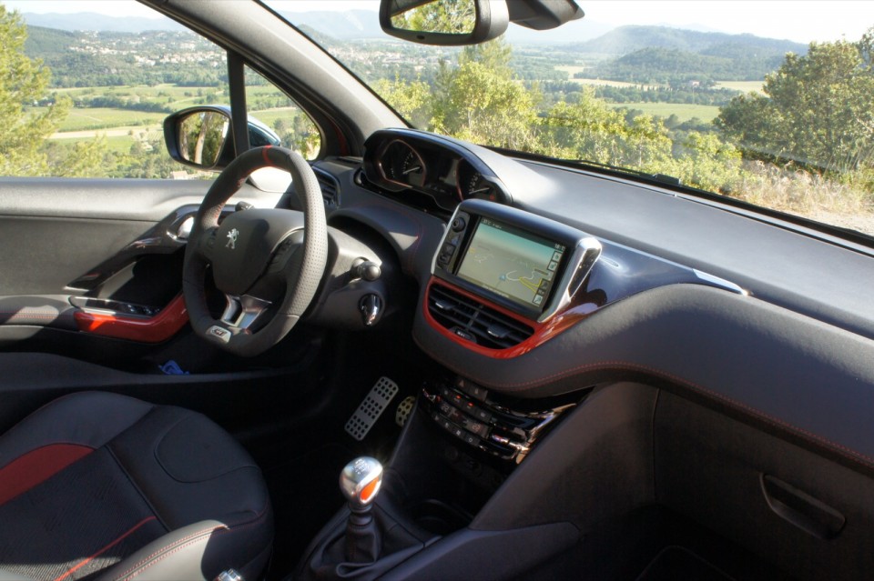 [vasco] Tableau de bord Peugeot 208 GTi 1.6 THP 200 Rouge Rubi - 008