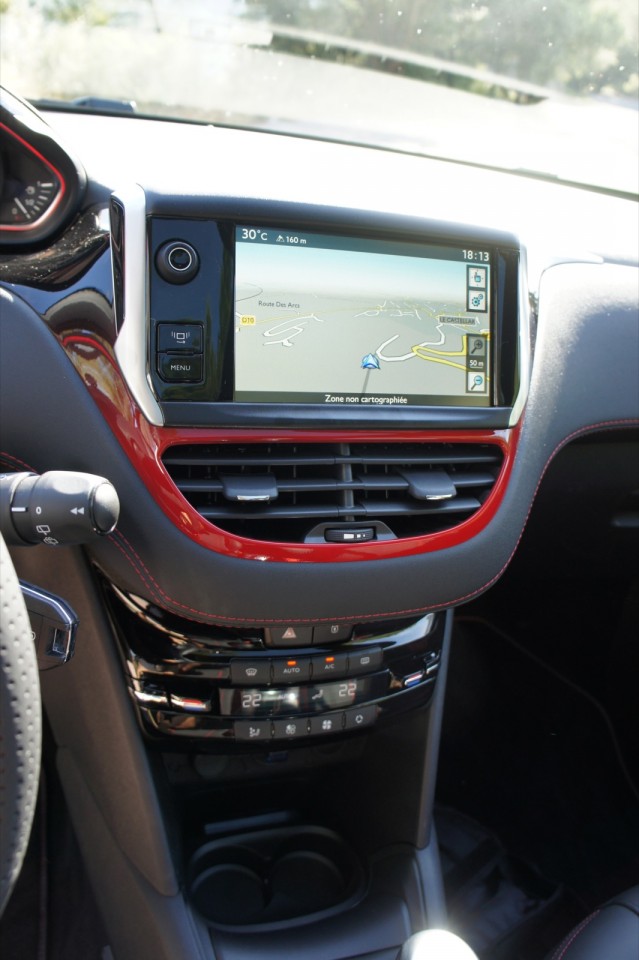 [vasco] Système Multimédia SMEG à écran tactile Peugeot 208 GTi 1.6 THP 200 Rouge Rubi - 010