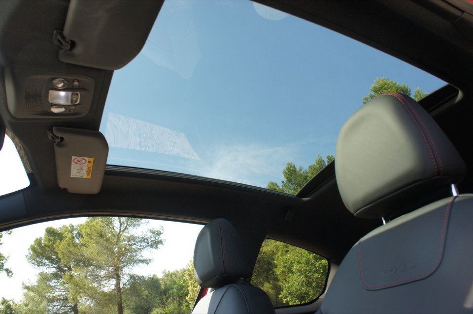 [vasco] Toit en Verre Panoramique Peugeot 208 GTi 1.6 THP 200 Rouge Rubi - 011