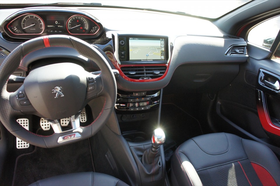 [vasco] Intérieur Peugeot 208 GTi 1.6 THP 200 Rouge Rubi - 012