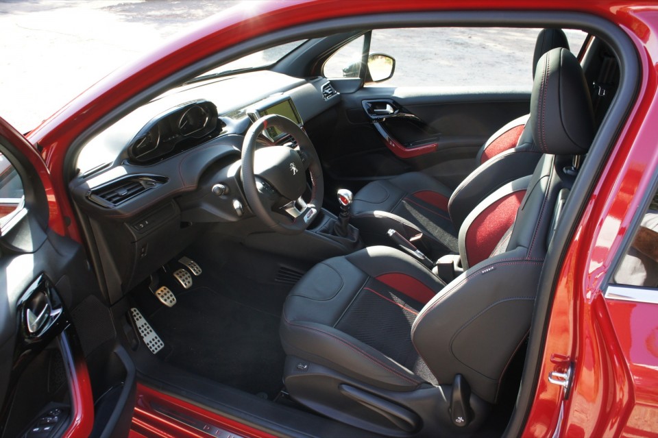[vasco] Intérieur Peugeot 208 GTi 1.6 THP 200 Rouge Rubi - 016