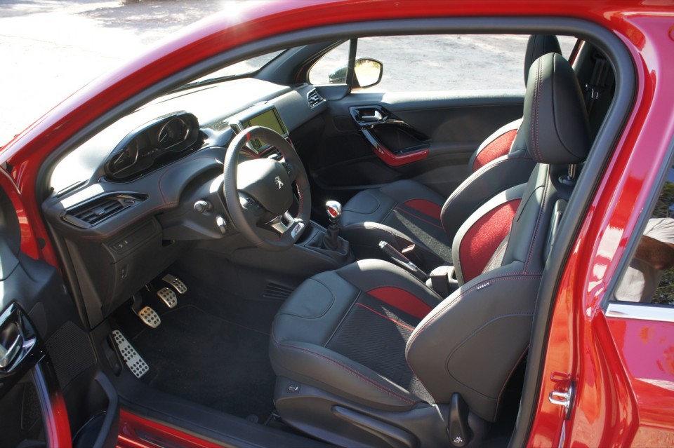 [vasco] Habitacle Peugeot 208 GTi 1.6 THP 200 Rouge Rubi - 017