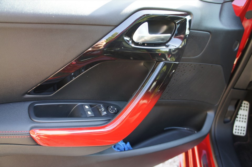 [vasco] Poignée de porte Peugeot 208 GTi 1.6 THP 200 Rouge Rubi - 018