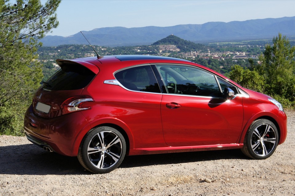 [vasco] Photo Peugeot 208 GTi 1.6 THP 200 Rouge Rubi - 019