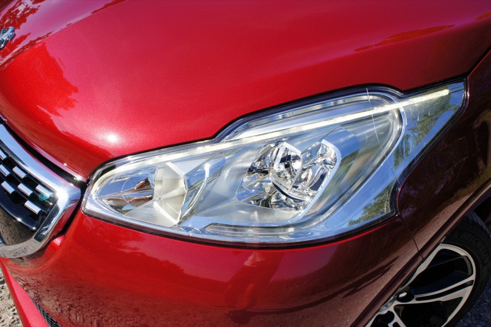 [vasco] Phare avant Peugeot 208 GTi 1.6 THP 200 Rouge Rubi - 029