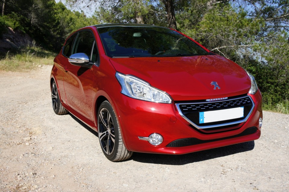 [vasco] 3/4 avant Peugeot 208 GTi 1.6 THP 200 Rouge Rubi - 030