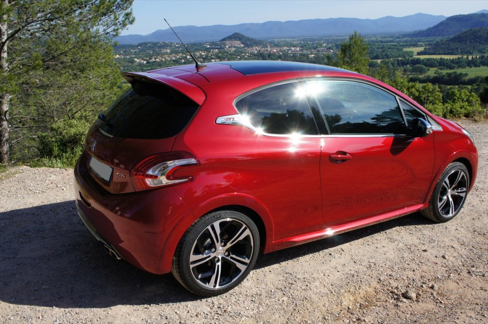 [vasco] 3/4 arrière Peugeot 208 GTi 1.6 THP 200 Rouge Rubi - 032