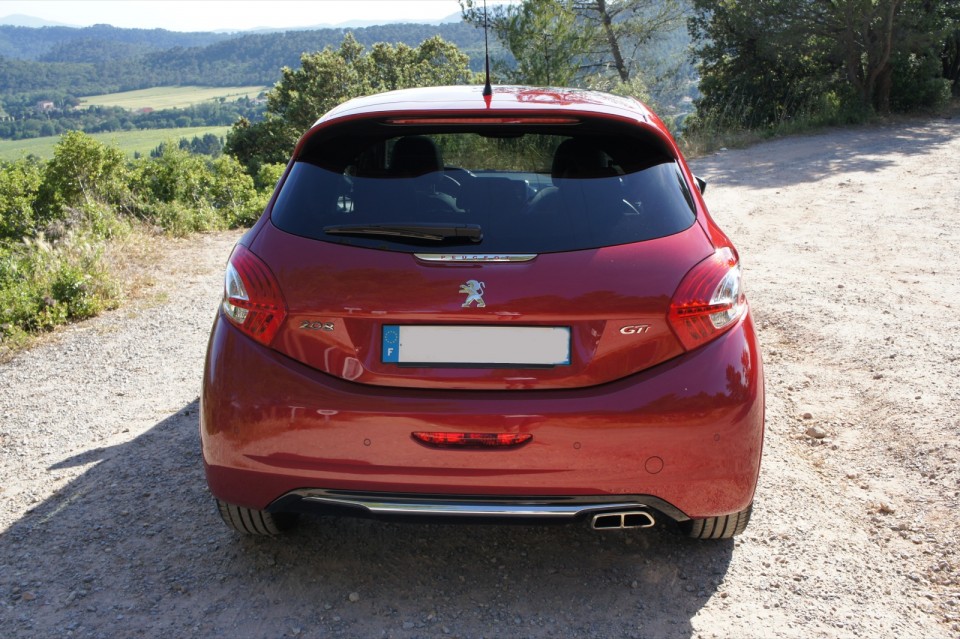 [vasco] Vue arrière Peugeot 208 GTi 1.6 THP 200 Rouge Rubi - 033