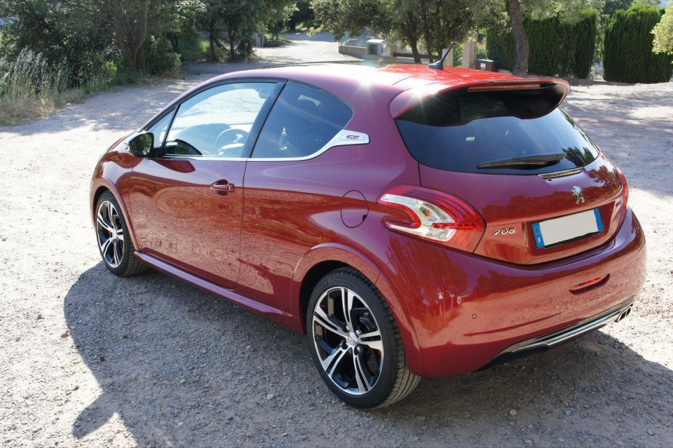 [vasco] Peugeot 208 GTi 1.6 THP 200 Rouge Rubi - 034