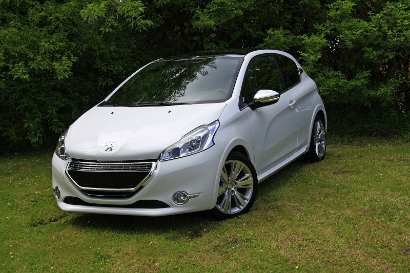 [aRno] Peugeot 208 XY 1.6 e-HDi 115 Blanc Banquise - 001