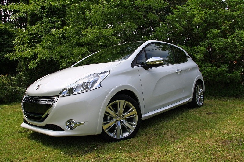 [aRno] Peugeot 208 XY 1.6 e-HDi 115 Blanc Banquise - 002