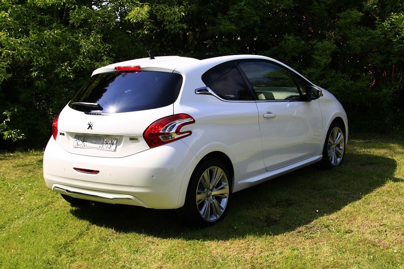 [aRno] Peugeot 208 XY 1.6 e-HDi 115 Blanc Banquise - 007