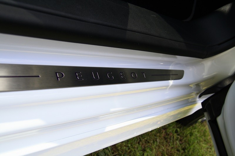 [aRno] Seuil de porte Peugeot 208 XY 1.6 e-HDi 115 Blanc Banquise - 019