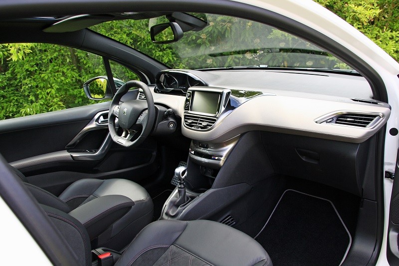 [aRno] Intérieur Peugeot 208 XY 1.6 e-HDi 115 Blanc Banquise - 020