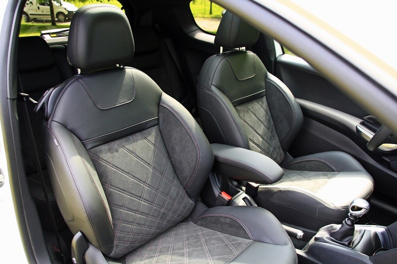 [aRno] Sièges cuir-alcantara Peugeot 208 XY 1.6 e-HDi 115 Blanc Banquise - 021