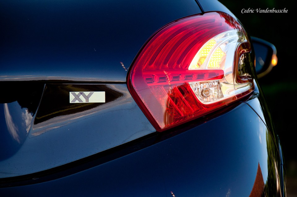 [Vcedric59] Sigle coffre et feu arrière Peugeot 208 XY 1.6 e-HDi 115 Purple Night - 005